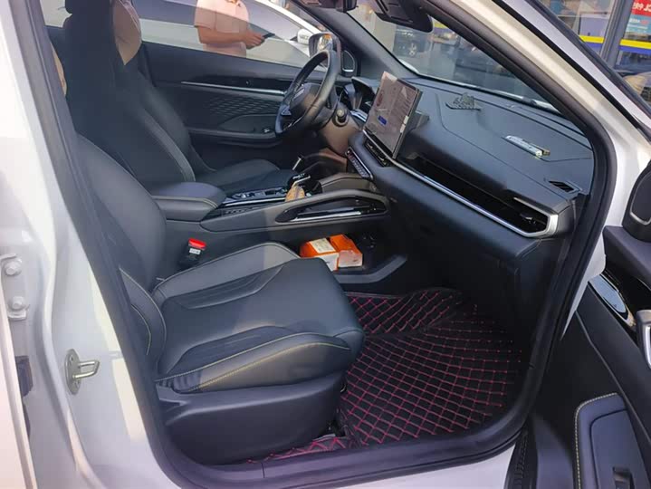 Фото 8 - Geely Coolray