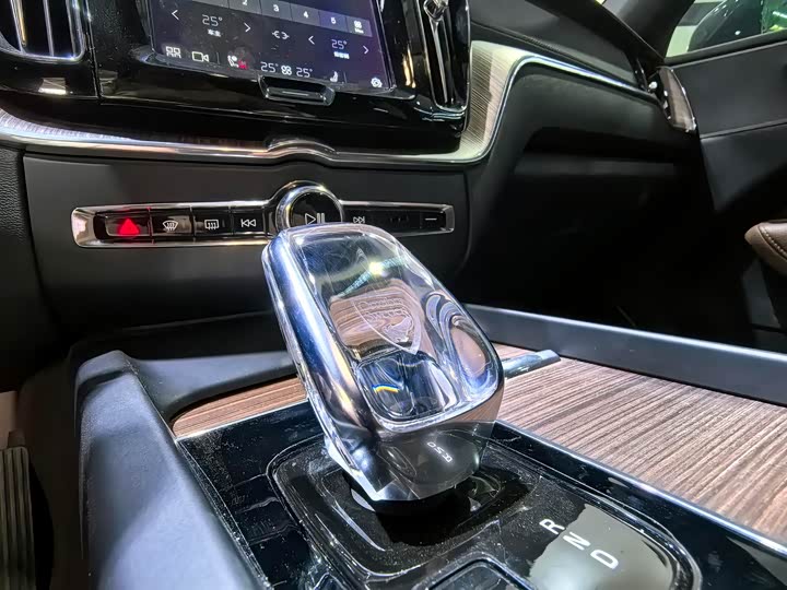 Фото 6 - Volvo XC60