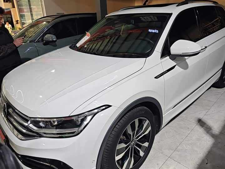 Фото 1 - Volkswagen Tiguan L Pro