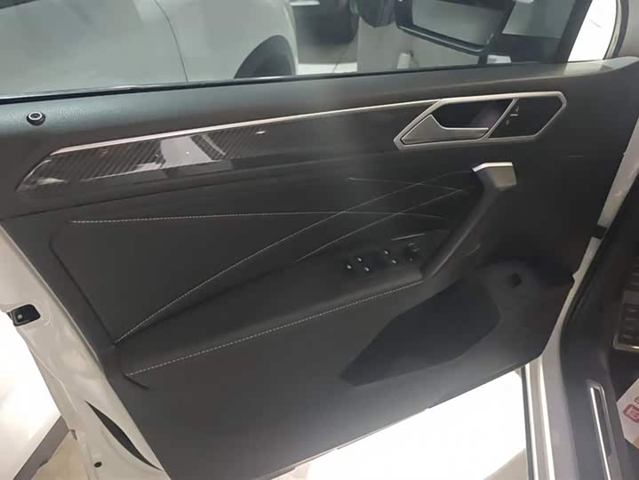 Фото 7 - Volkswagen Tiguan L Pro