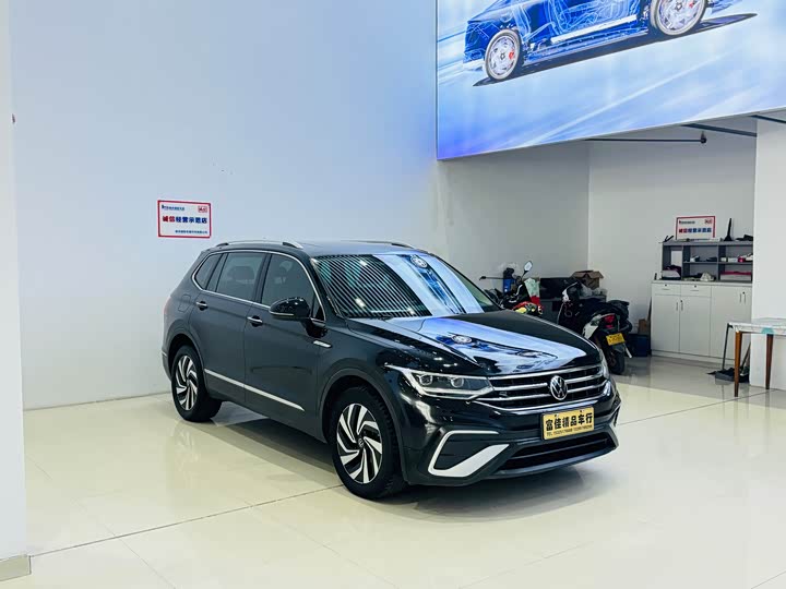 Фото 1 - Volkswagen Tiguan L Pro