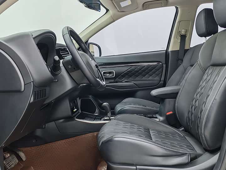 Фото 7 - Mitsubishi Outlander