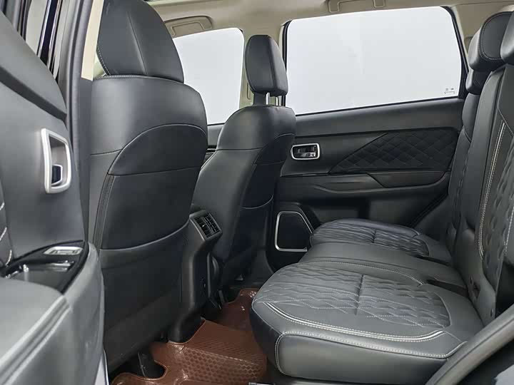 Фото 8 - Mitsubishi Outlander