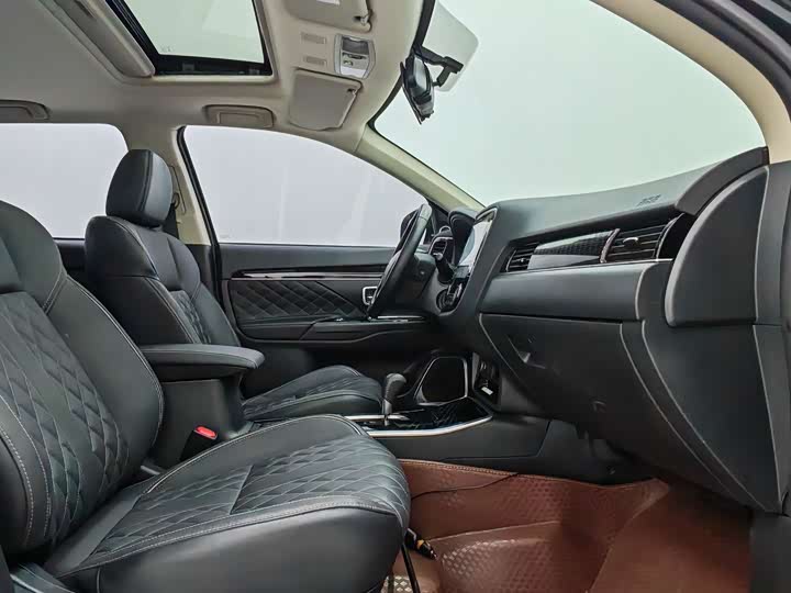 Фото 9 - Mitsubishi Outlander