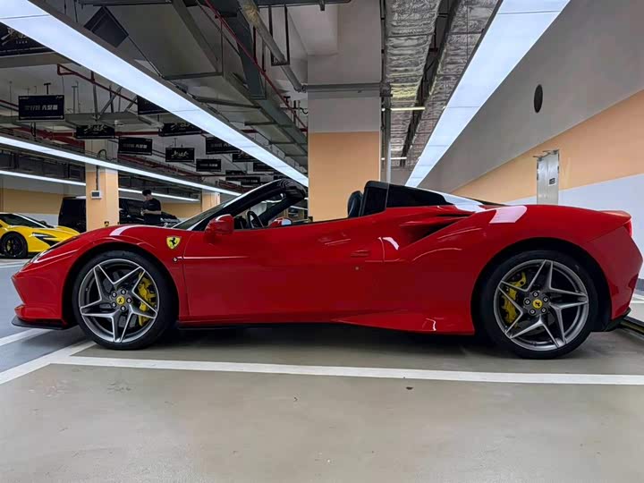 Фото 4 - Ferrari F8