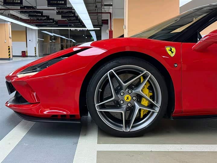 Фото 8 - Ferrari F8