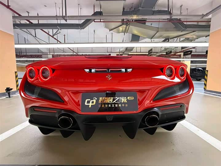 Фото 9 - Ferrari F8