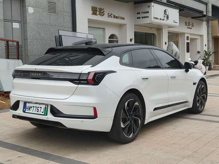 Фото 7 - Zeekr 001