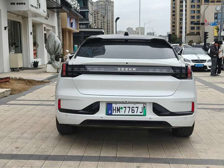 Фото 8 - Zeekr 001