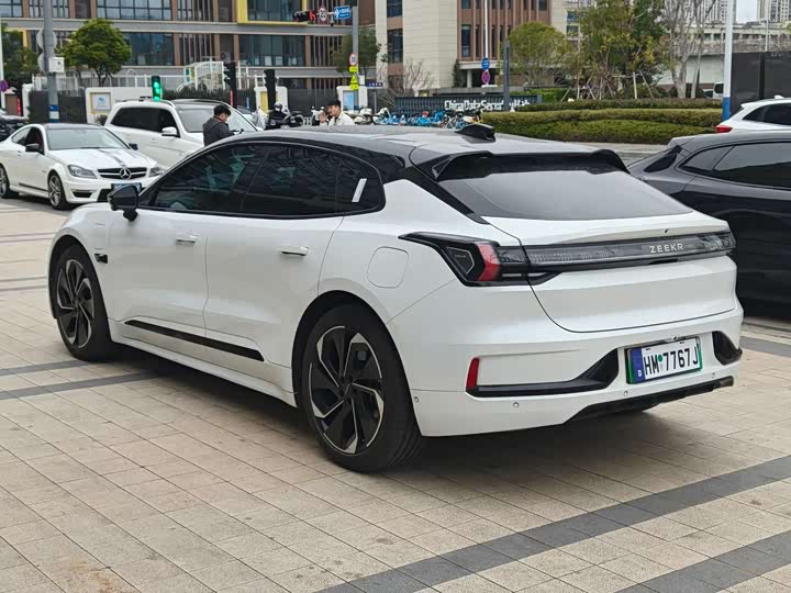 Фото 9 - Zeekr 001