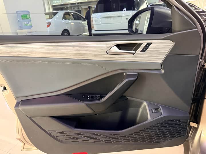 Фото 8 - Volkswagen Sagitar L