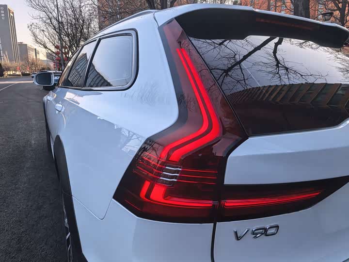 Фото 8 - Volvo V90