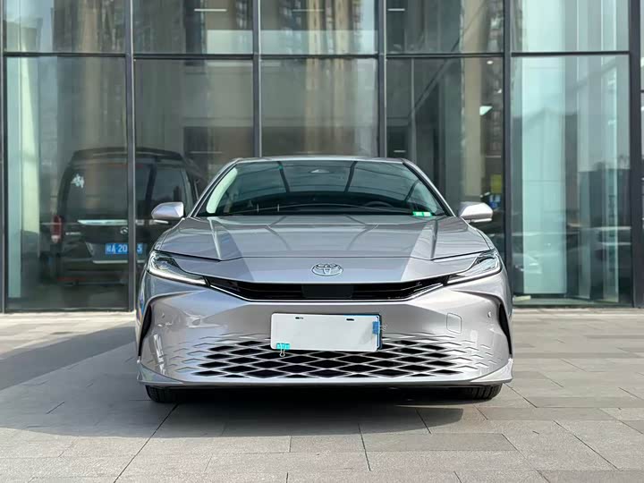 Фото 2 - Toyota Camry