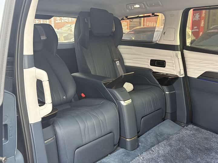 Photo 7 - Buick GL8 Century