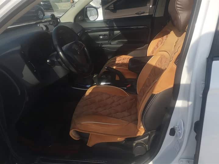 Фото 9 - Mitsubishi Outlander