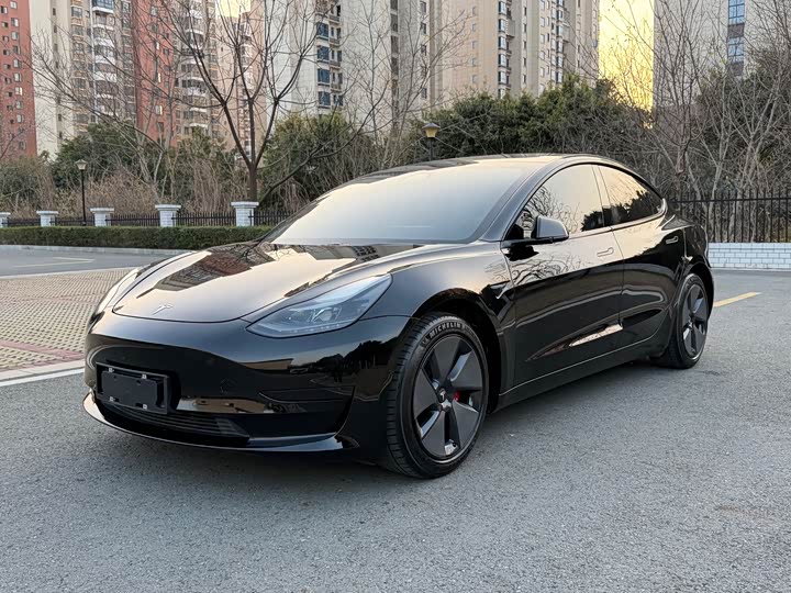 Фото 1 - Tesla Model 3
