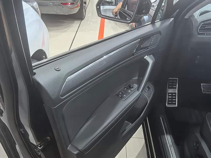 Фото 7 - Volkswagen Tiguan L Hybrid