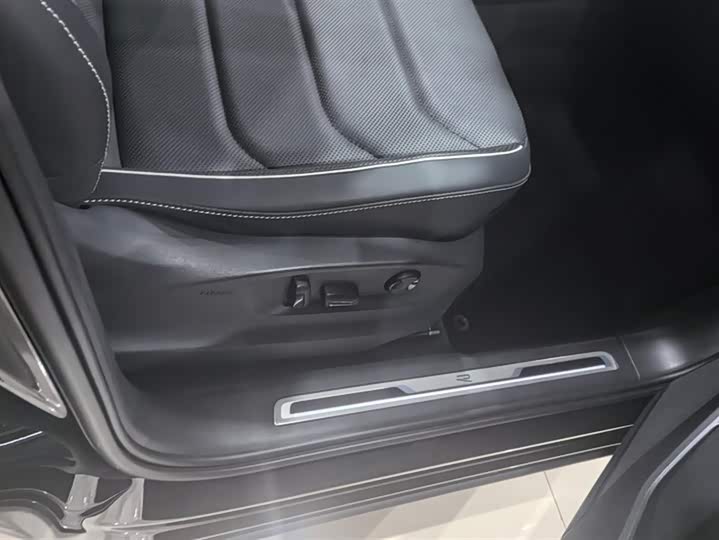 Фото 8 - Volkswagen Tiguan L Hybrid