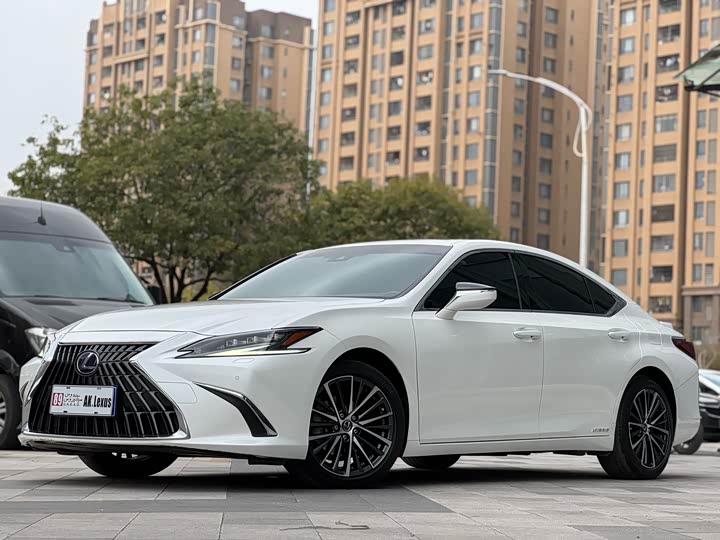 Фото 1 - Lexus ES