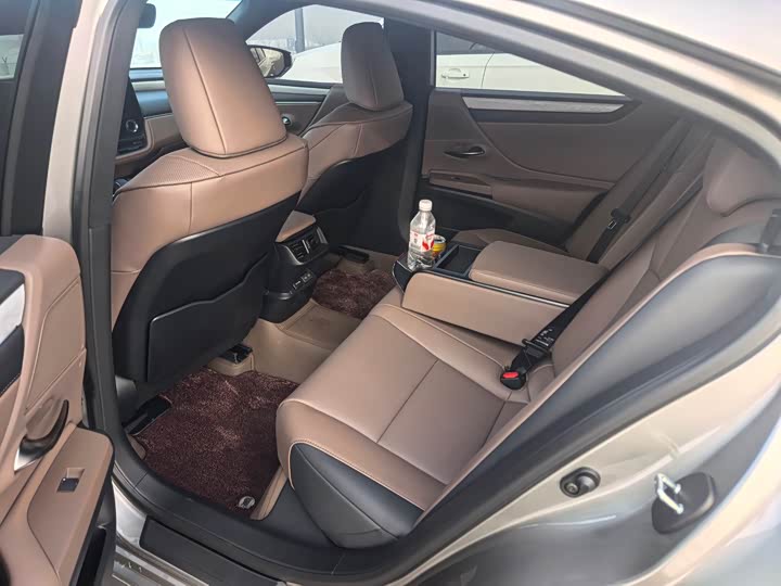 Фото 3 - Lexus ES