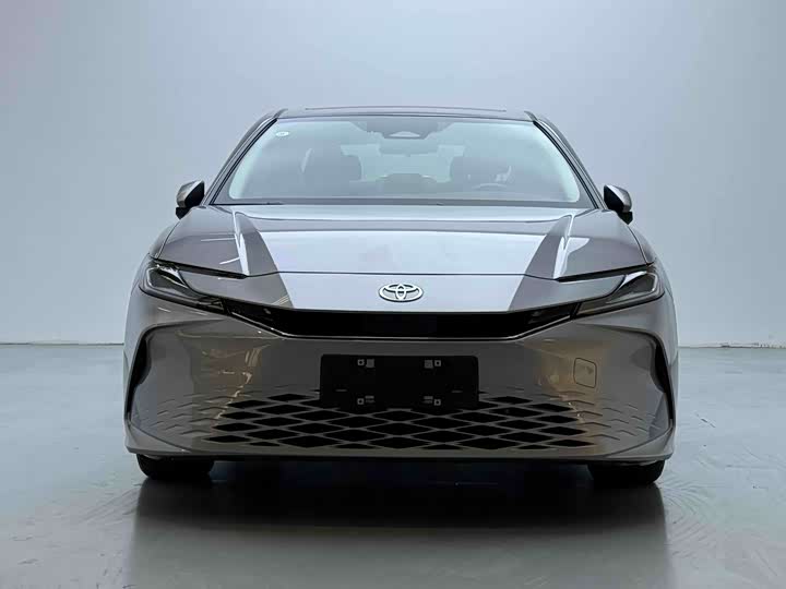 Фото 2 - Toyota Camry