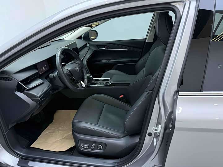 Фото 4 - Toyota Camry