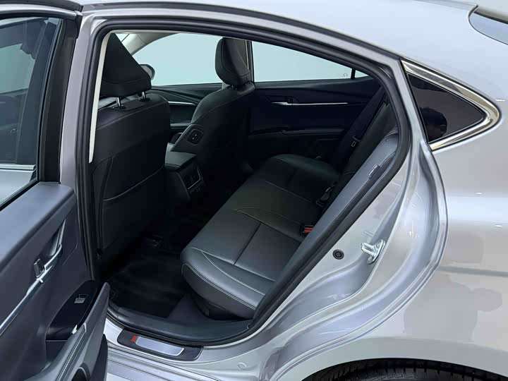 Фото 5 - Toyota Camry