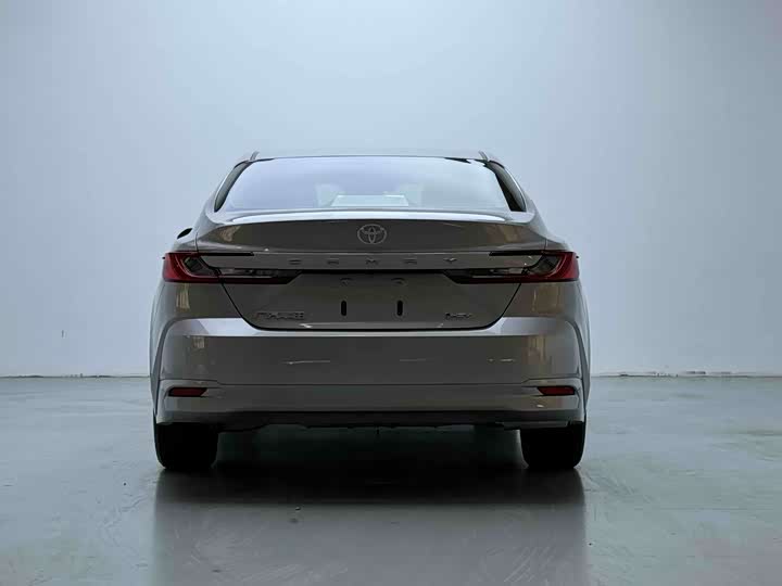 Фото 8 - Toyota Camry