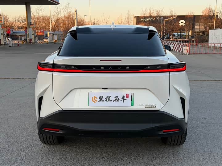 Фото 7 - Lexus RZ