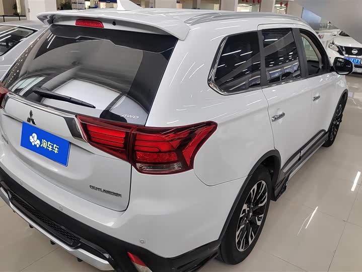 Фото 3 - Mitsubishi Outlander