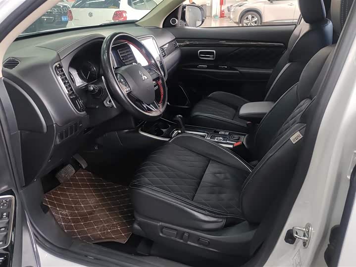 Фото 9 - Mitsubishi Outlander