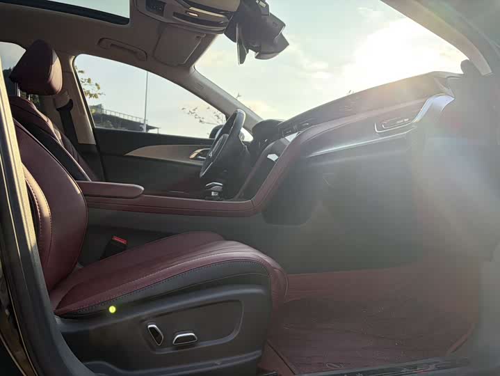 Фото 9 - Hongqi H5