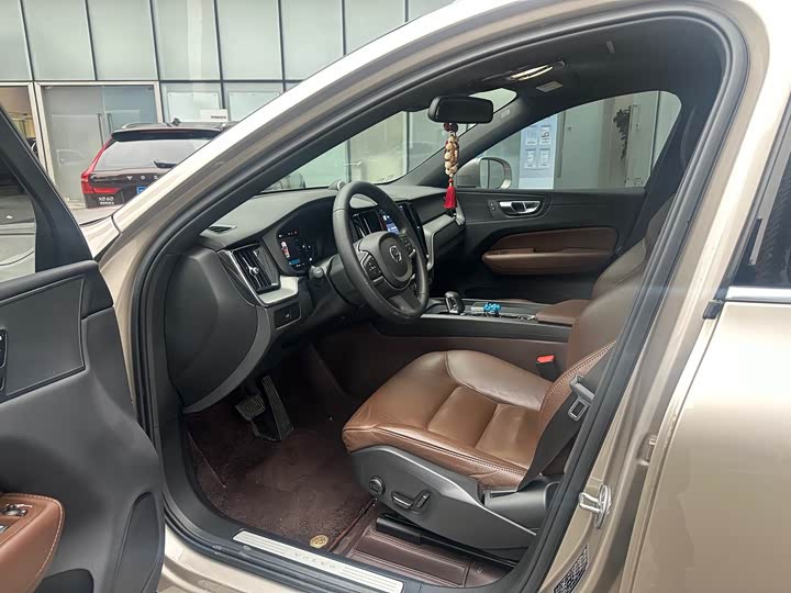 Фото 8 - Volvo XC60