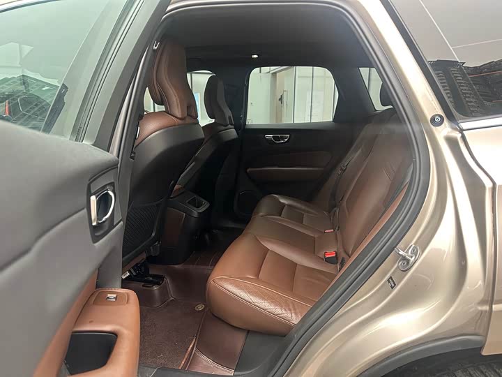 Фото 9 - Volvo XC60