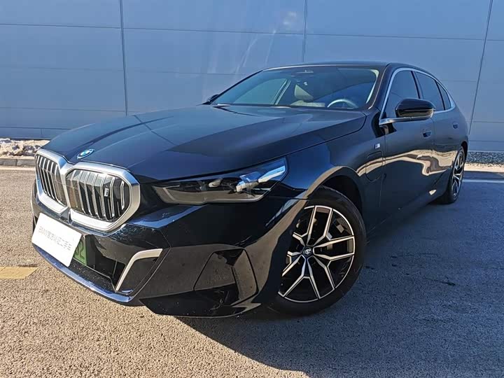 Фото 1 - BMW i5
