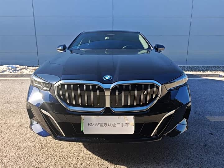 Фото 2 - BMW i5