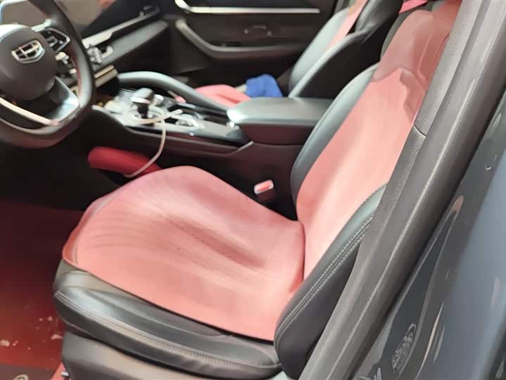 Фото 9 - Geely Monjaro