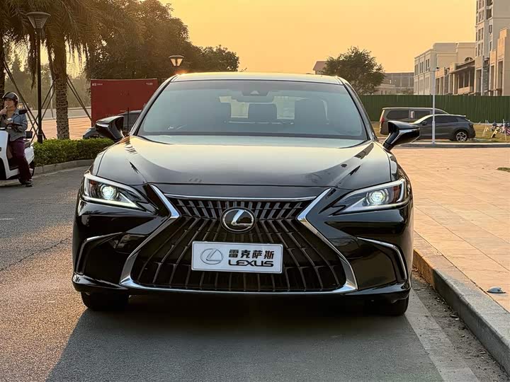 Фото 3 - Lexus ES