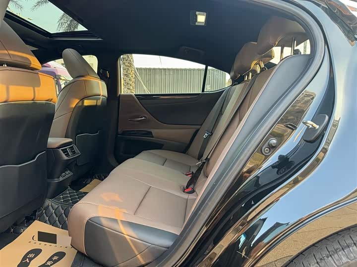 Фото 8 - Lexus ES