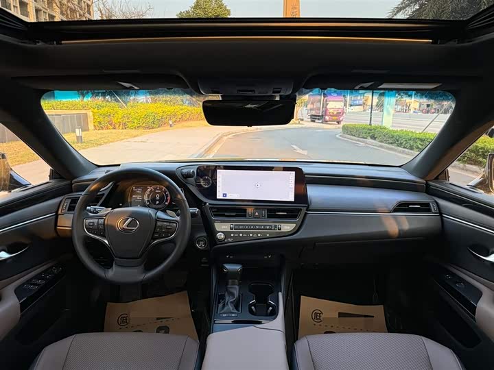 Фото 9 - Lexus ES