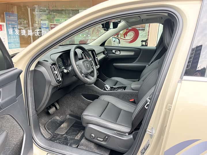 Фото 4 - Volvo XC40