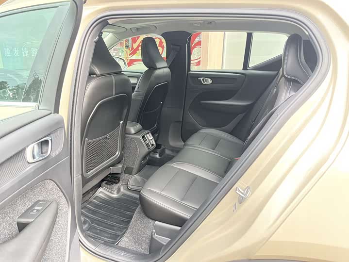 Фото 6 - Volvo XC40