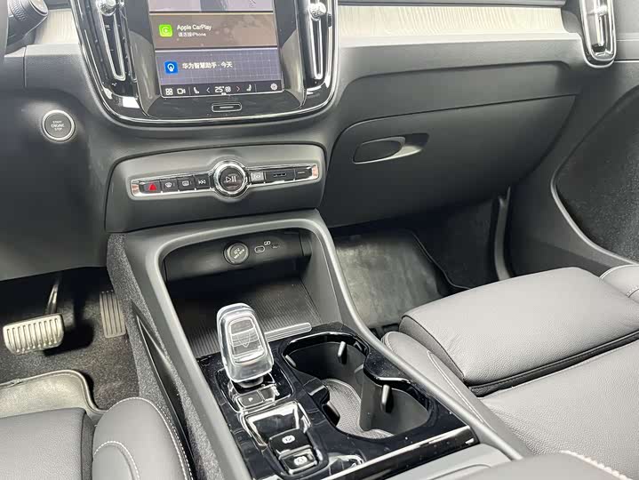 Фото 8 - Volvo XC40