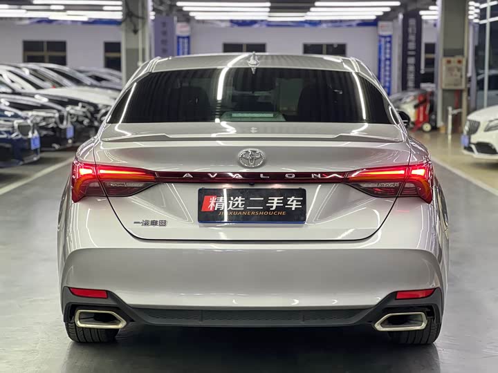 Photo 5 - Toyota Avalon