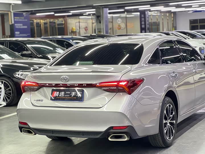 Photo 8 - Toyota Avalon