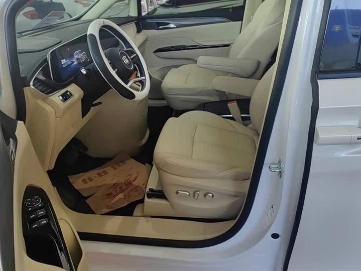 Фото 9 - Buick GL8 ES