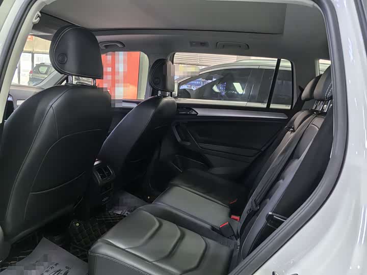 Фото 8 - Volkswagen Tiguan L Pro