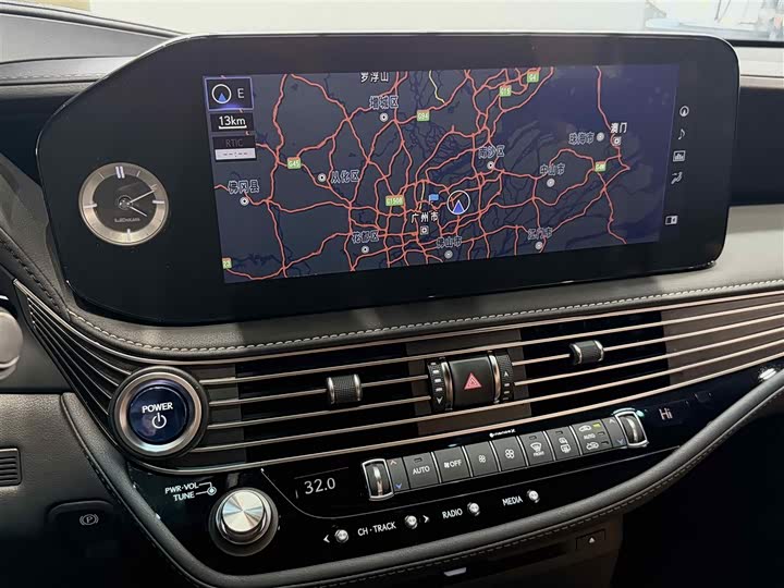 Фото 9 - Lexus LS