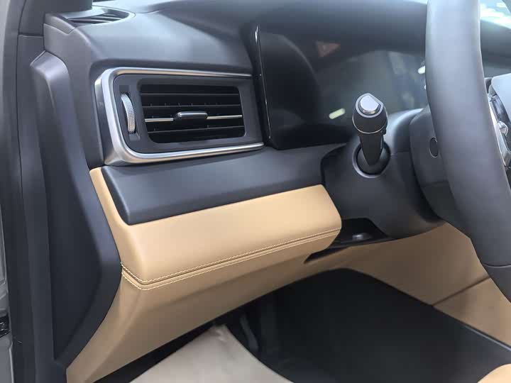 Фото 8 - LiXiang One