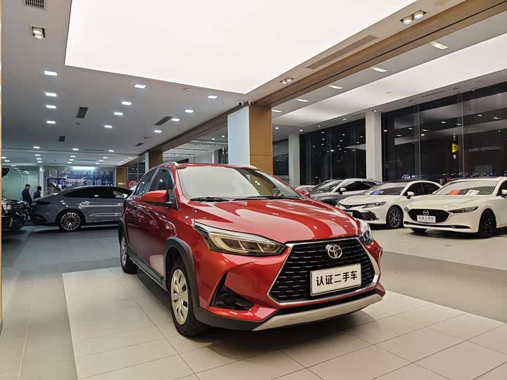 Фото 4 - Toyota Yaris L Hatchback